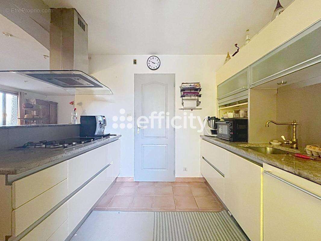 Maison 140 m² à Saint-Cannat  - photo 5