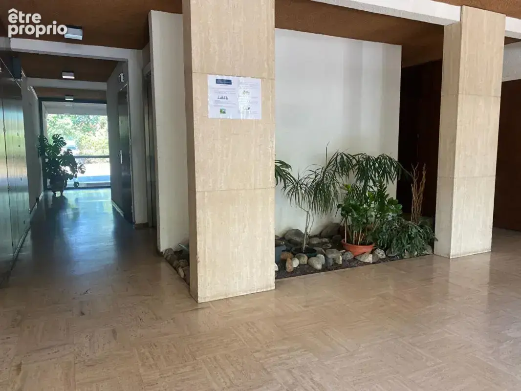 Bel appartement cossu, en dernier étage avec 20m² de terrasse, vue dégagée, 2 ch , celliers et cave - photo 6