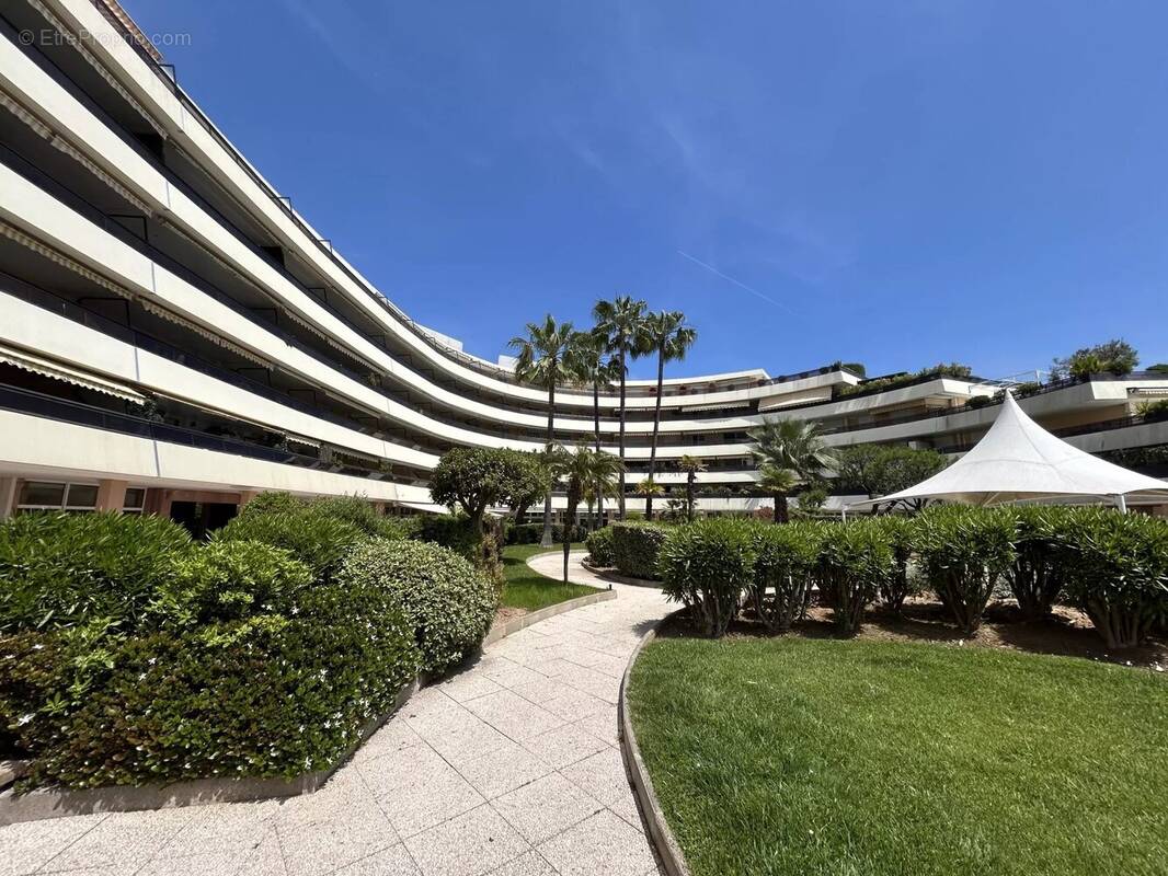 Commerce à SAINT-LAURENT-DU-VAR