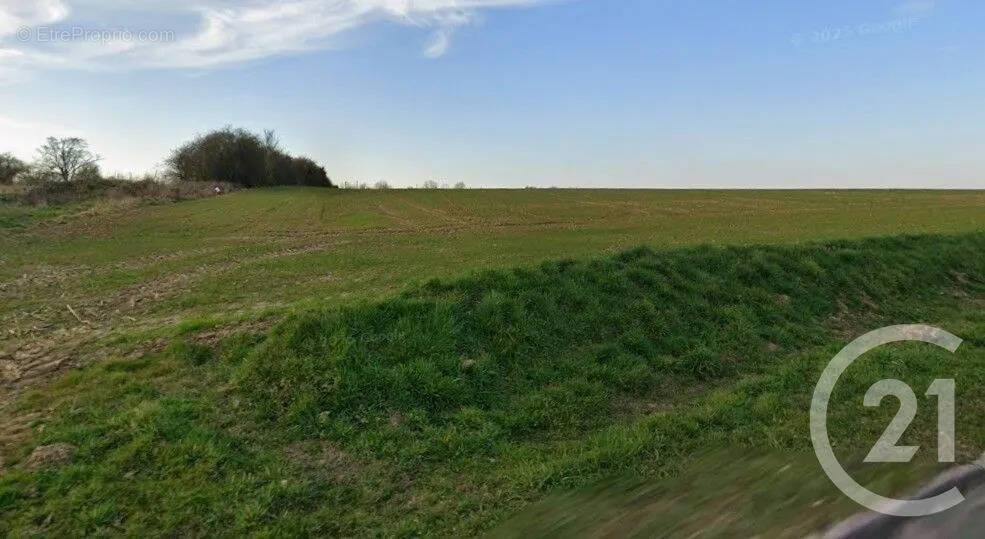 Terrain à MONTESCOURT-LIZEROLLES