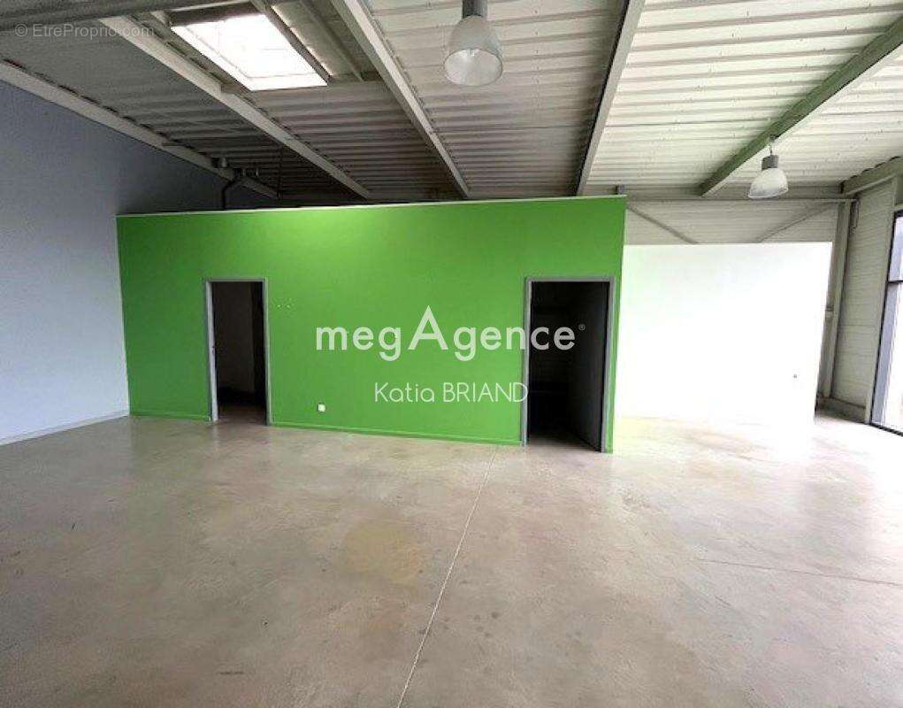 Local commercial  de 600 m² - photo 3