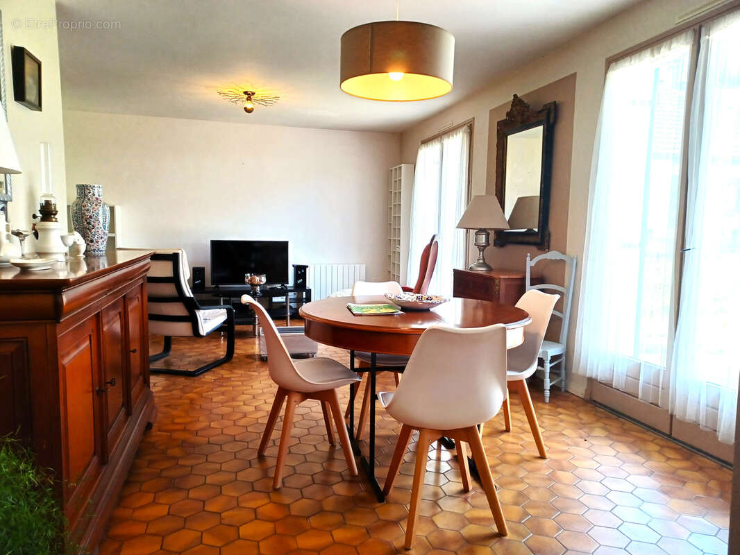 Maison à COURS-LES-BARRES