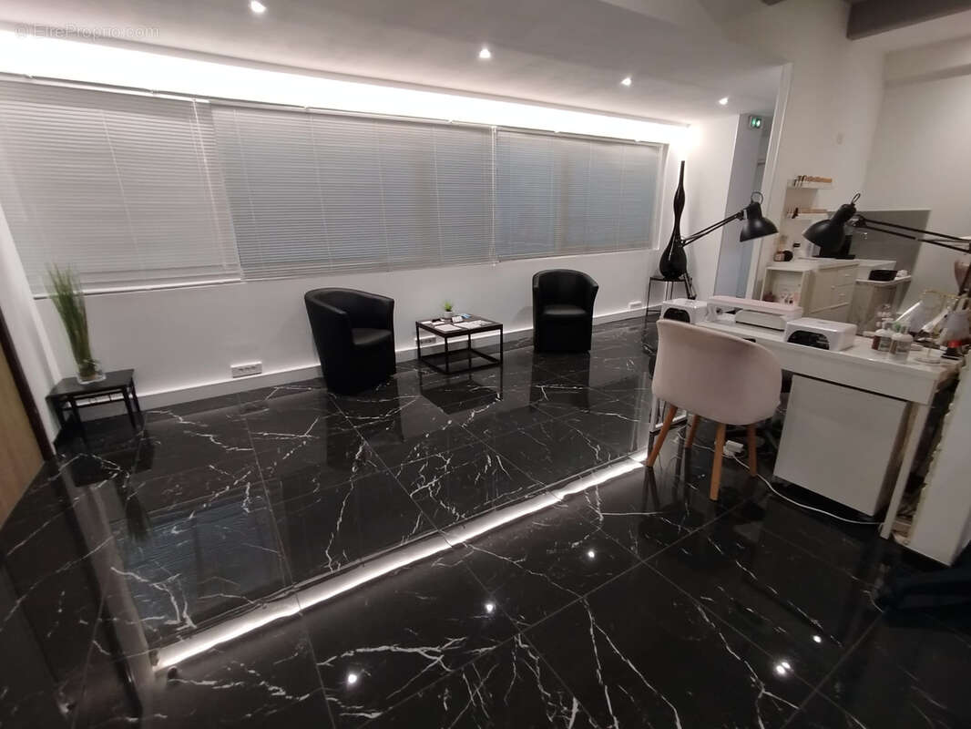 A vendre 365 000 euros des Murs commerciaux de 147 m2 - entièrement renovés avec accès ascenseur PMR - La Gaud - photo 7