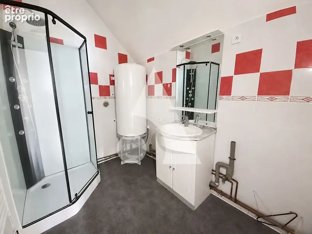 Immeuble de rapport à Maubeuge : 5 logements, un commerce et un potentiel locatif à étudier - photo 6