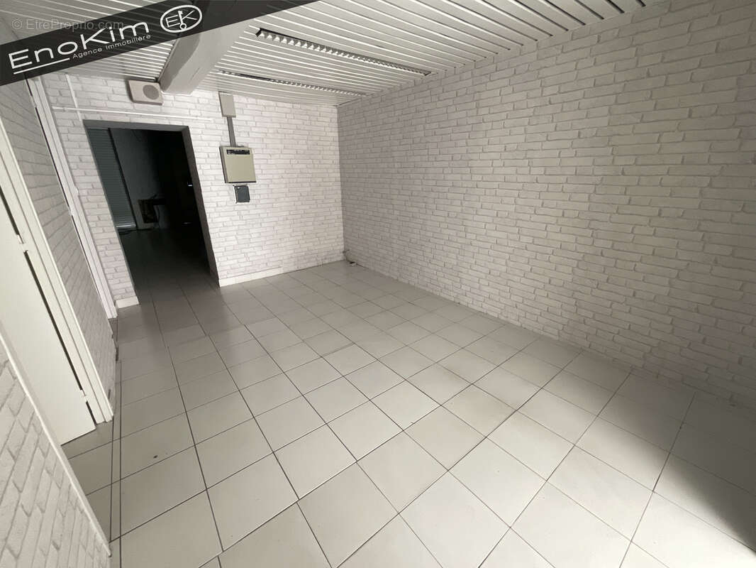 Ensemble immobilier avec maison d'habitation et local commercial - Fort potentiel. - photo 11
