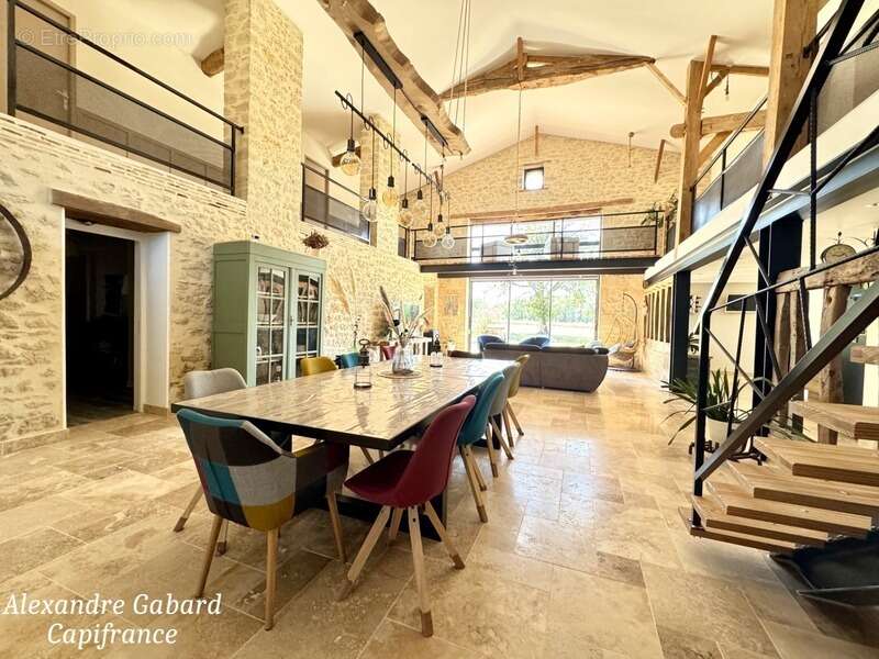 SUD REOLAIS - Maison en pierre rénovée - 7 chambres - Terrain 5 000 m² - Piscine - Dépendances - photo 3