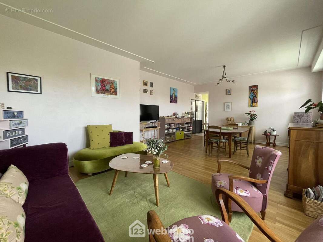 Dans le prolongement, le salon/séjour de 30 m2, - Maison à SAINT-BENOIT
