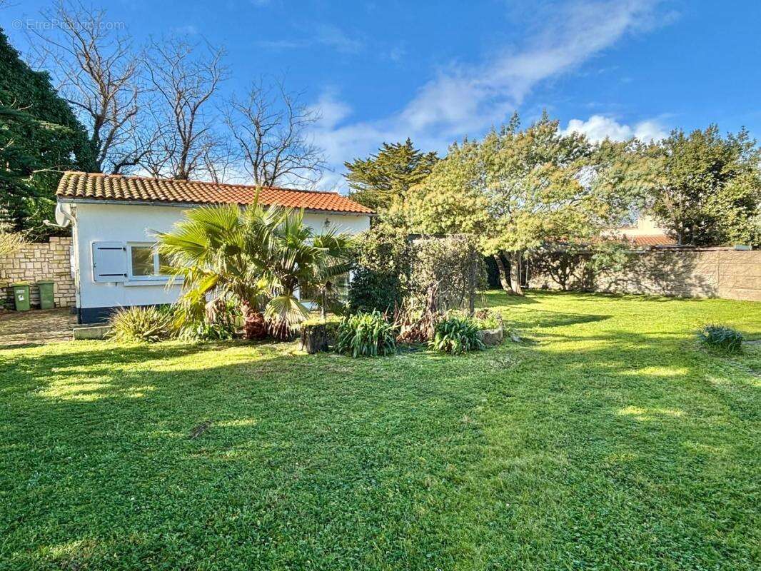 À vendre – Belle maison familiale avec vue mer, dépendance et jardin – La Brée-les-Bains, plage à pied - photo 19