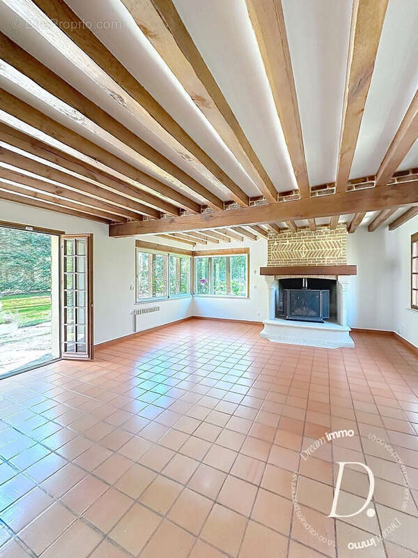 Séjour vidé de ses meubles (IA). Les sols sont en terre cuite  - Maison à CIVIERES