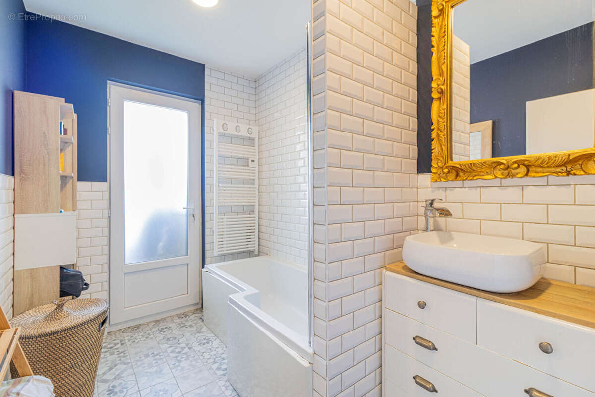 Appartement à MARSEILLE-4E