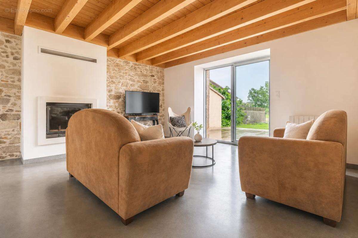 Maison de 6 pièces de 157 m² à Aigrefeuille-sur-Maine - photo 3