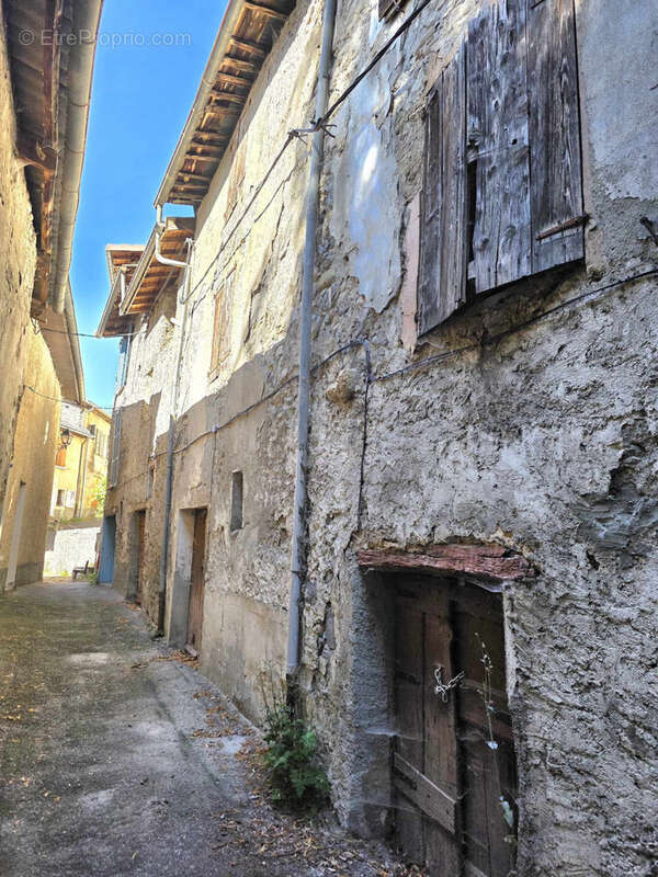 A 5 minutes de Tallard, pour investisseur ou première acquisition , maison de village à rénover hors d'eau, h - photo 2