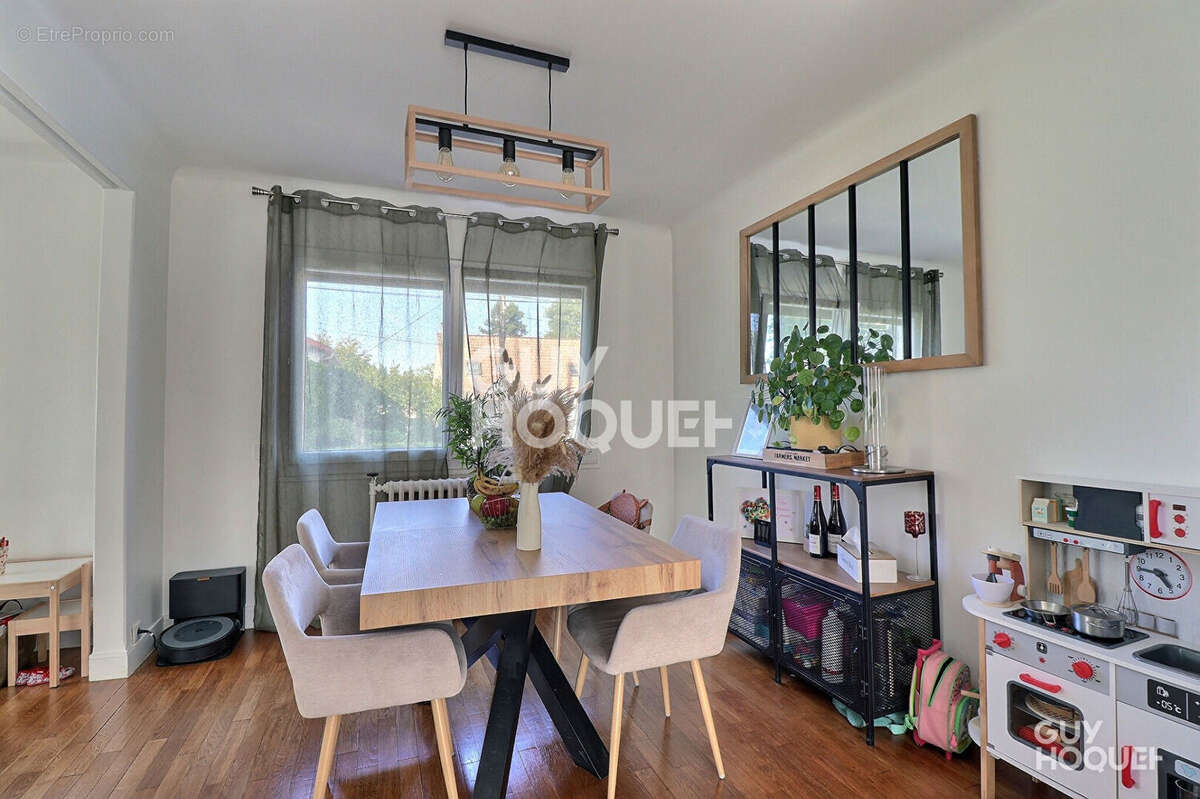 Maison à SAINTE-GENEVIEVE-DES-BOIS