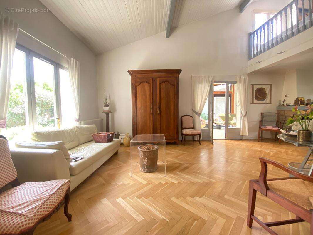 Belle maison de 4 ch sur magnifique jardin dans un quartier résidentiel d'Eysines, intra rocade 210 m2 - photo 3