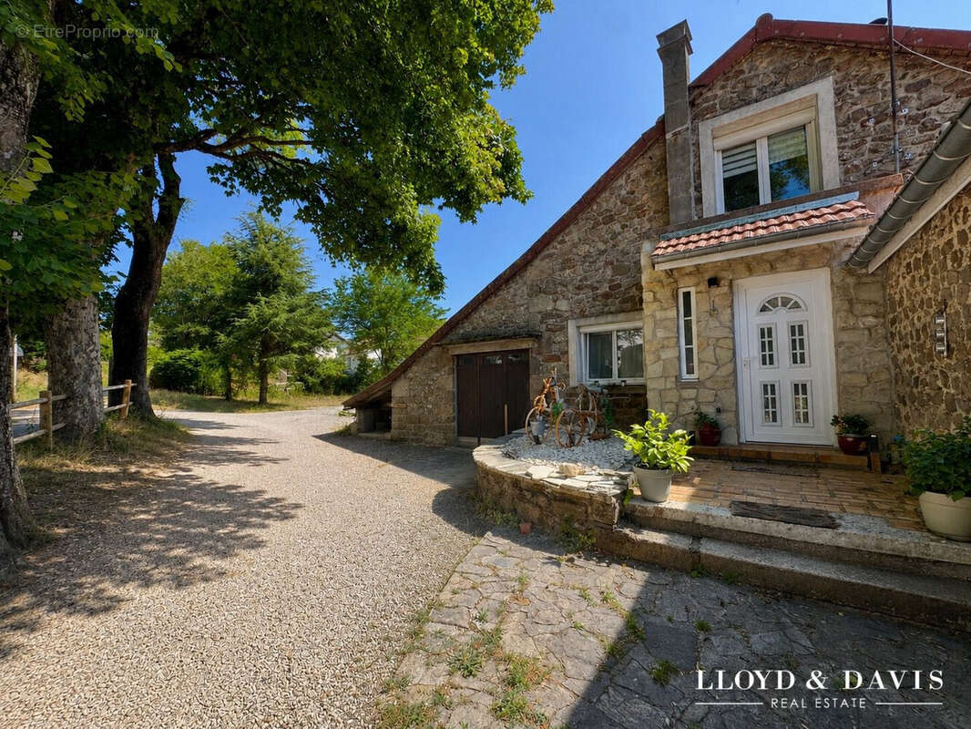 Accès indépendant pour la partie privative - Maison à SAINT-AGREVE