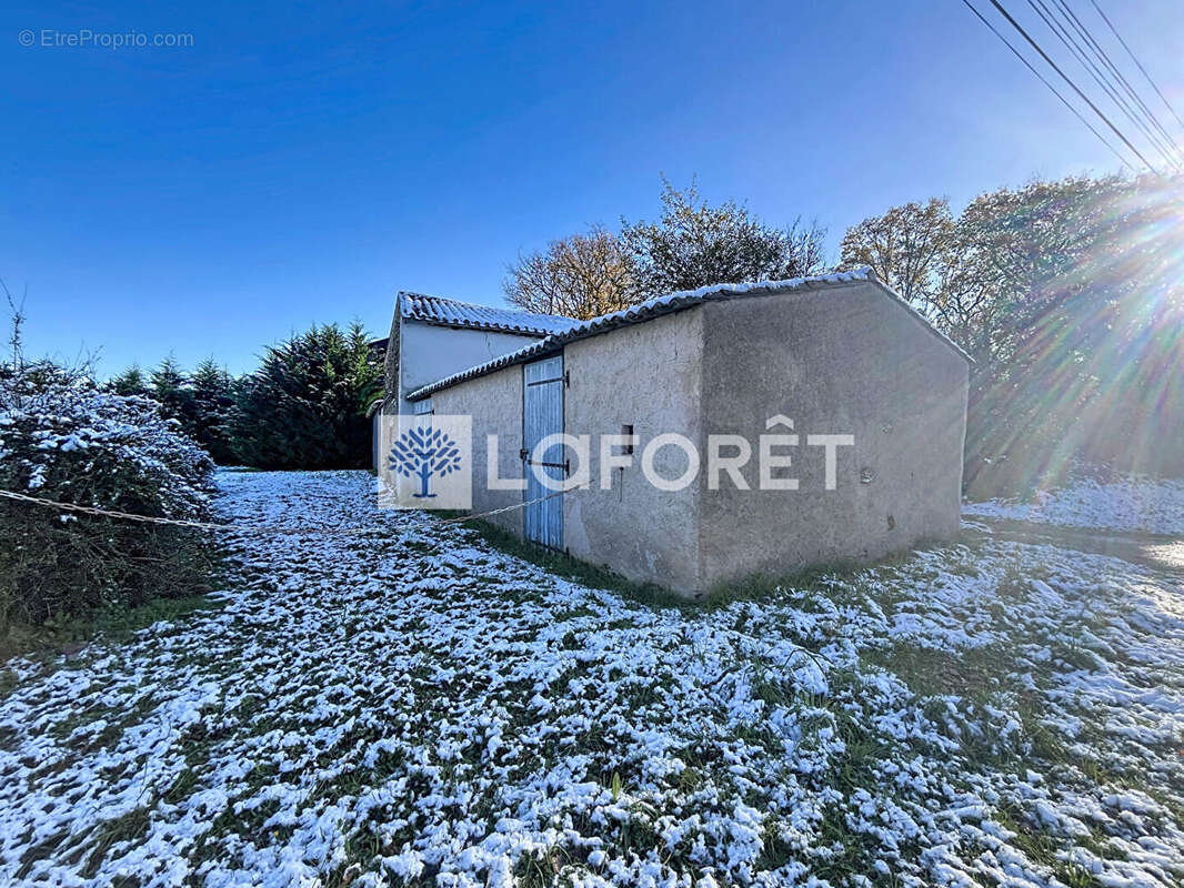 Terrain à LA FERRIERE-EN-PARTHENAY