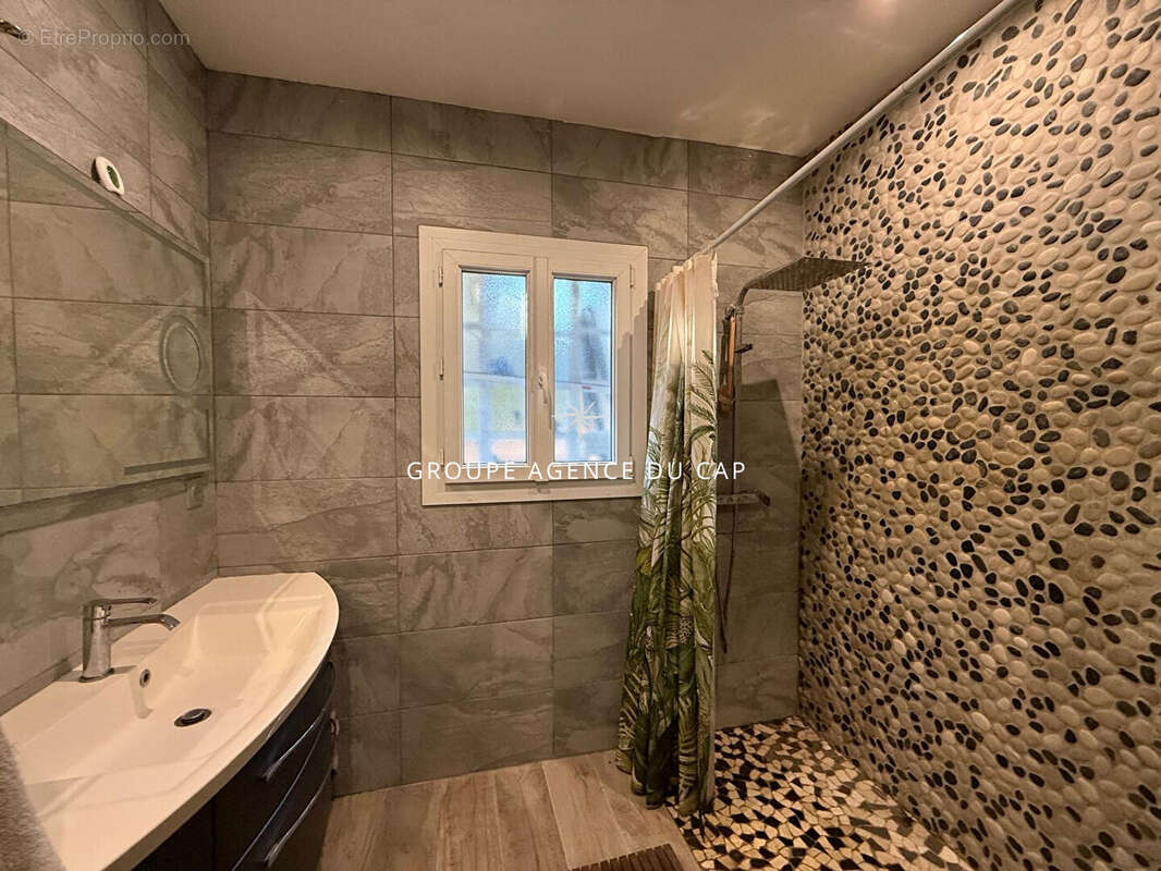 A vendre - villa aux issambres de plain-pied dans un quartier calme avec piscine et 3 chambres - photo 6