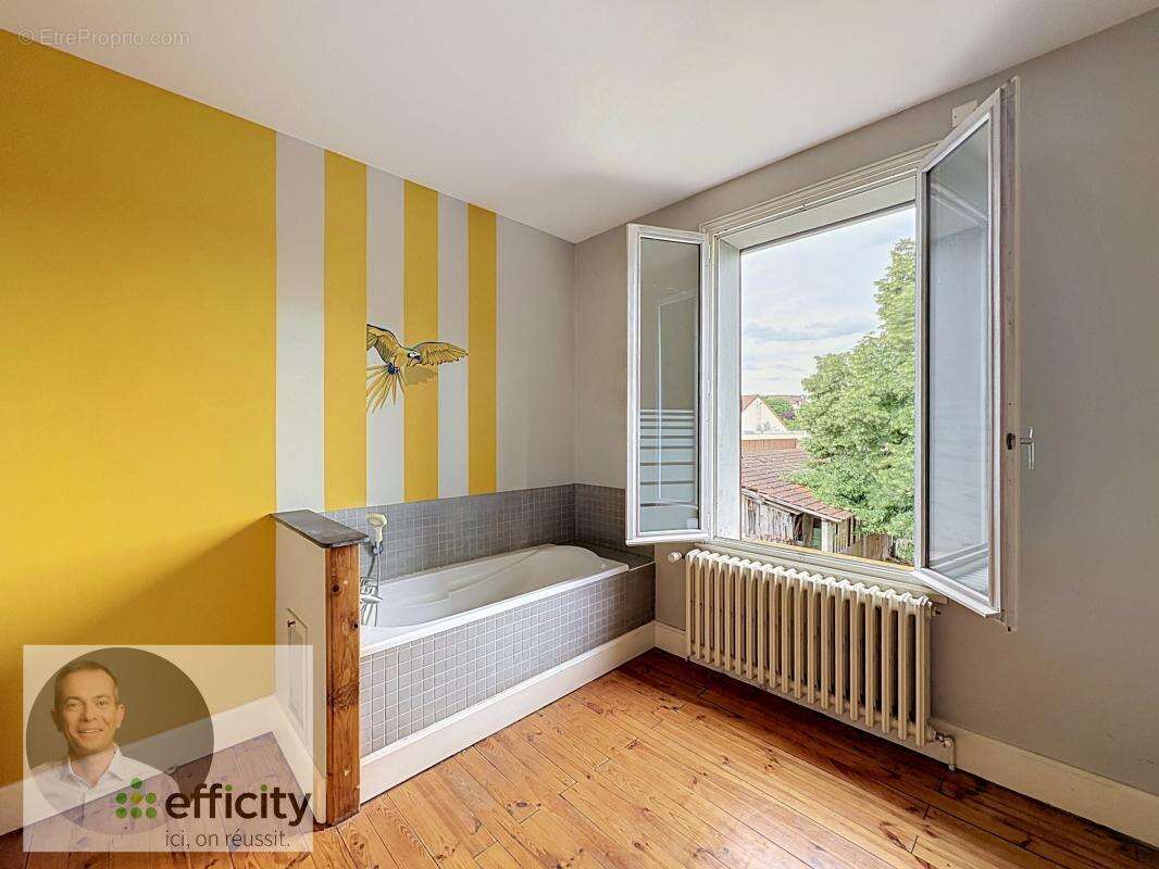 Maison 180 m² à Saint-Yorre  - photo 7