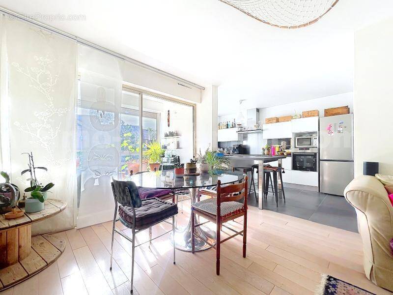 APPARTEMENT_T4_TRANSFORMEE_EN_T3_IMMO_PROLEMAN_COLLONGES_SOUS_SALEVE_BELLES_PRESTATIONS_RENOVEE_BEAUX_VOLUMES_PIED_DE_LA_DOUANE_Veyrier_geneve_TRAM_CEVA_frontiere_Suisse_rangement_pièce_de_vie_séjour_cuisine - Appartement à COLLONGES-SOUS-SALEVE