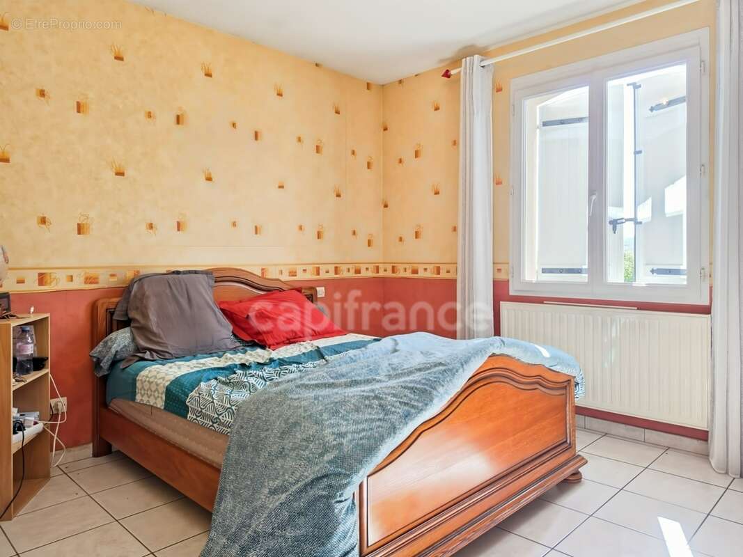 Maison familiale de 4 chambres sur plus de 6 000 m² de terrain à Saint-Maixent - photo 15