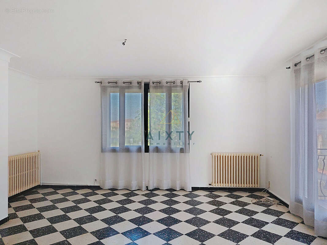 Maison à LE PUY-SAINTE-REPARADE