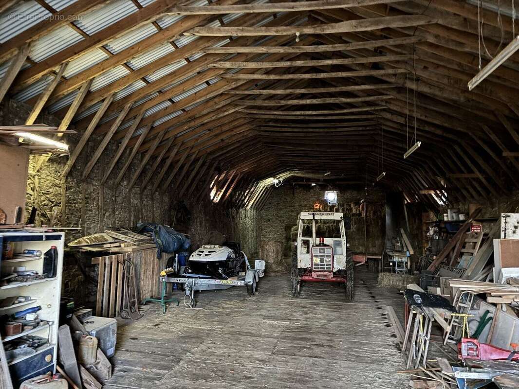 Grange 600m2 - photo 2