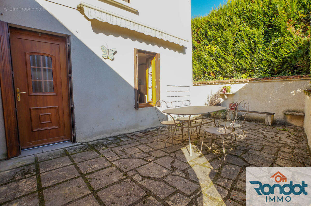 Maison à COURTIVRON