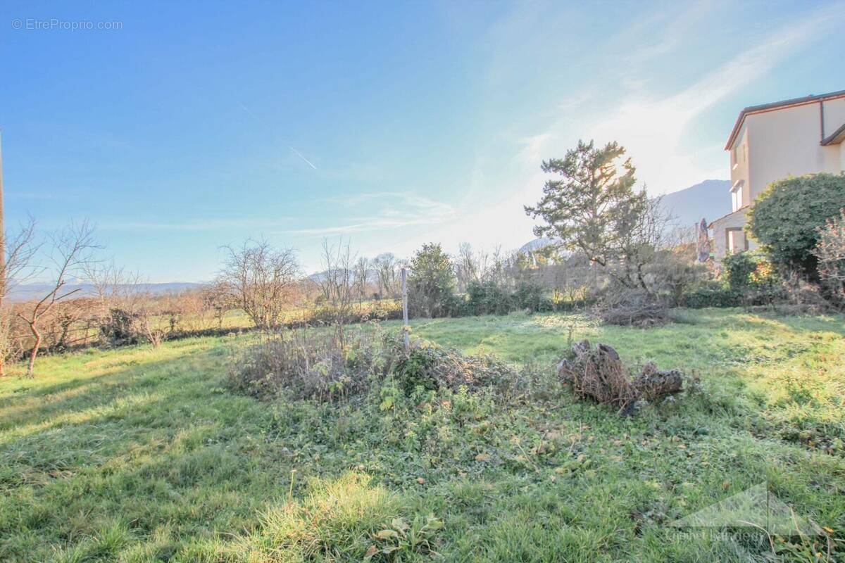 Terrain à PERON