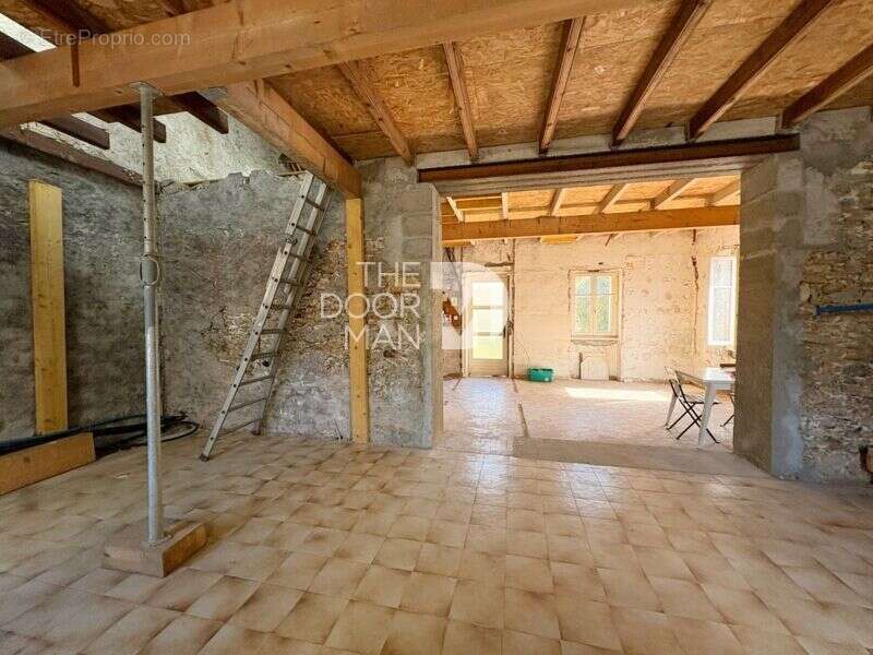 Maison à SAINT-HILAIRE-DE-CHALEONS