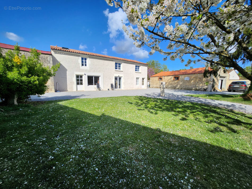 Maison à SAINTE-GEMME-LA-PLAINE