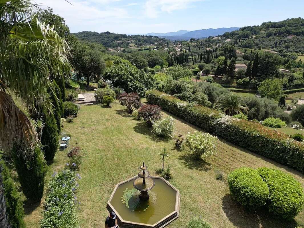 Maison à CHATEAUNEUF-GRASSE