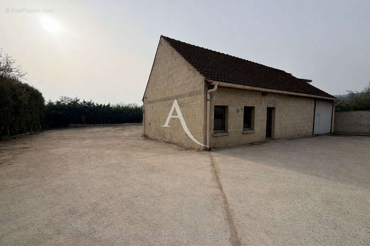 Maison familiale avec entrepôt indépendant : un bien rare aux multiples possibilités - photo 3