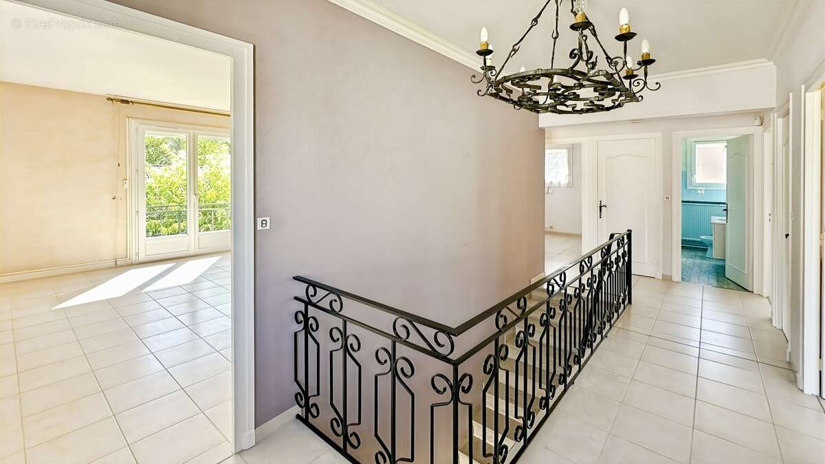 BERGERAC – Maison familiale de 174 m² avec garage, terrain 390 m² - photo 8