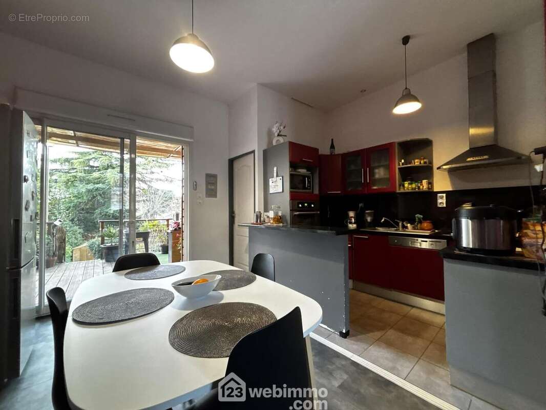 La baie vitrée donne accès à la terrasse en bois, - Maison à CHATELLERAULT