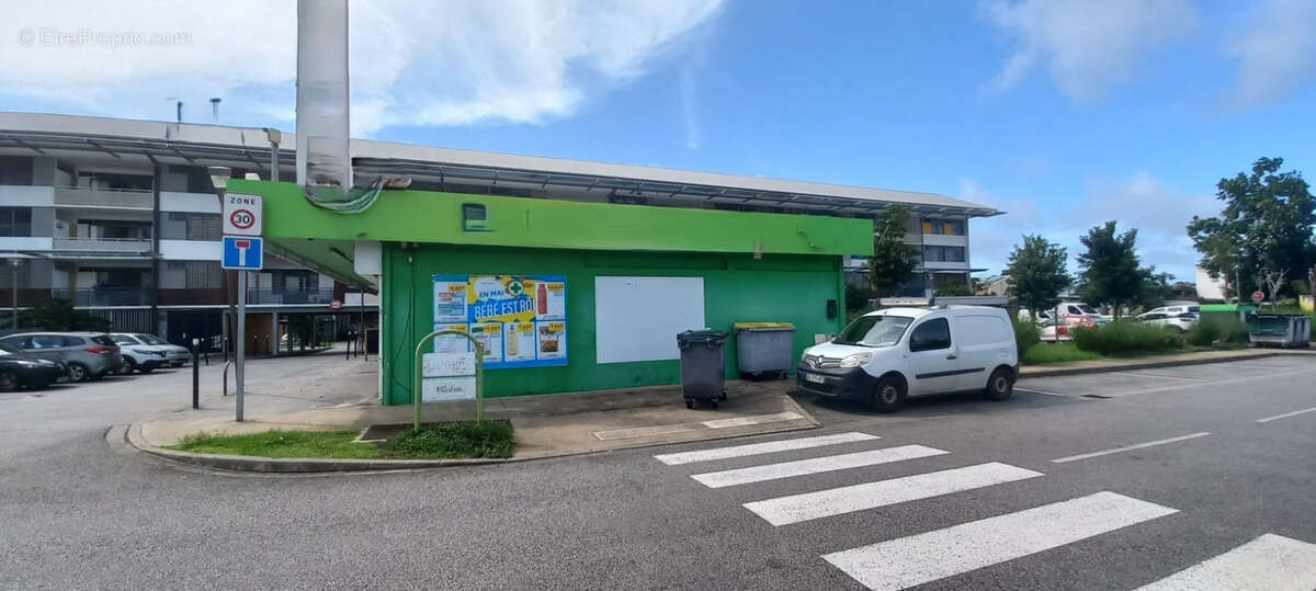 Local spacieux et lumineux avec vitrine dans une zone d'activité - photo 8