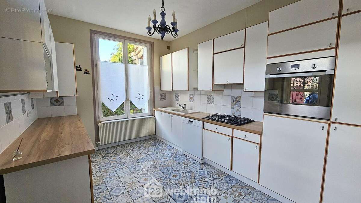 Une cuisine toute équipée et fonctionnelle.