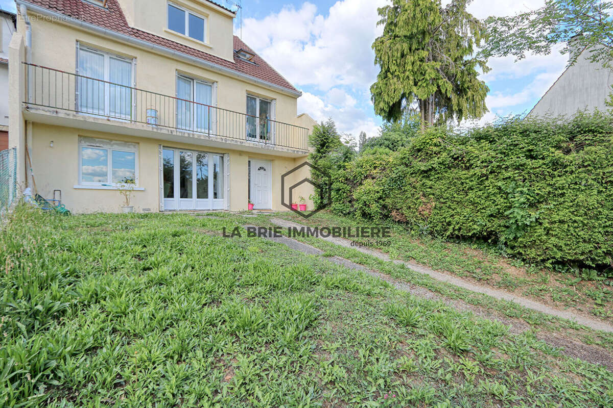 Maison à MANDRES-LES-ROSES