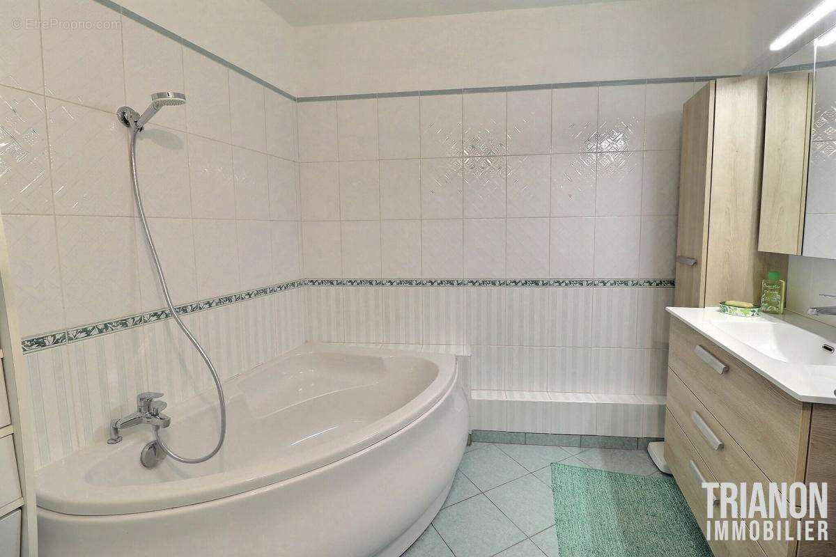 Appartement à LES CLAYES-SOUS-BOIS