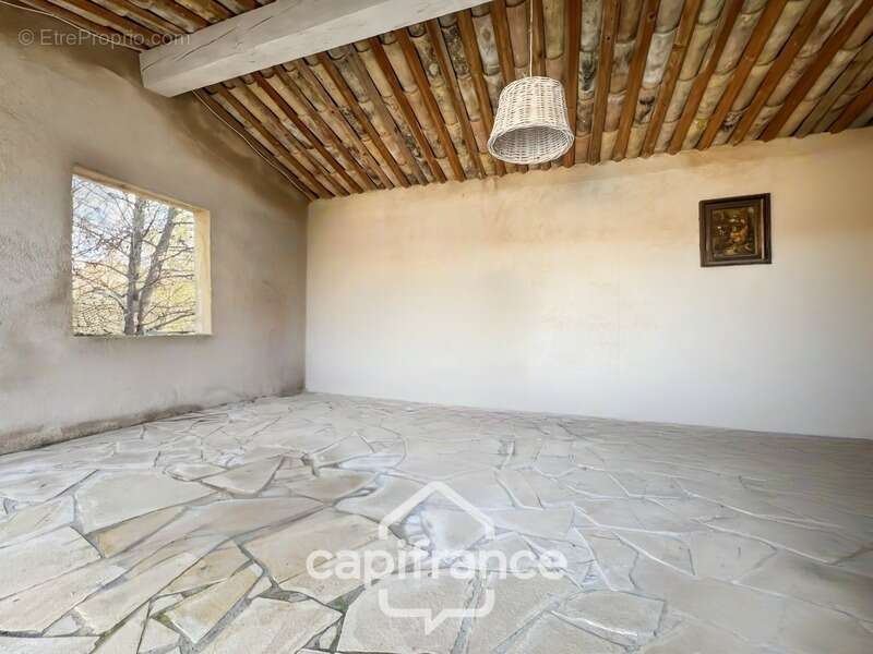Domaine et Golf de Pont Royal, belle  propriété de 290 m2 établie sur un terrain de 2600 m2, cinq chambres, un bureau, piscine,  - photo 29