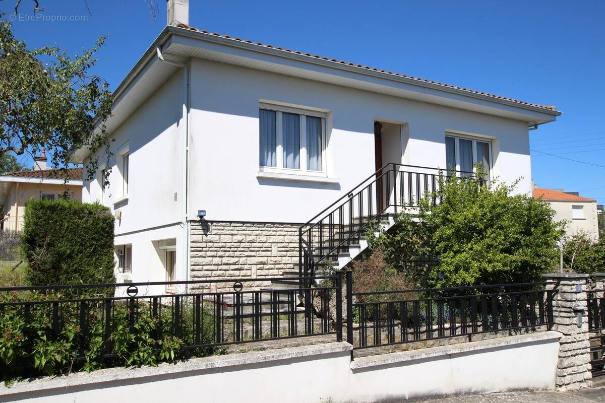 Maison à SAINT-JEAN-D'ANGELY