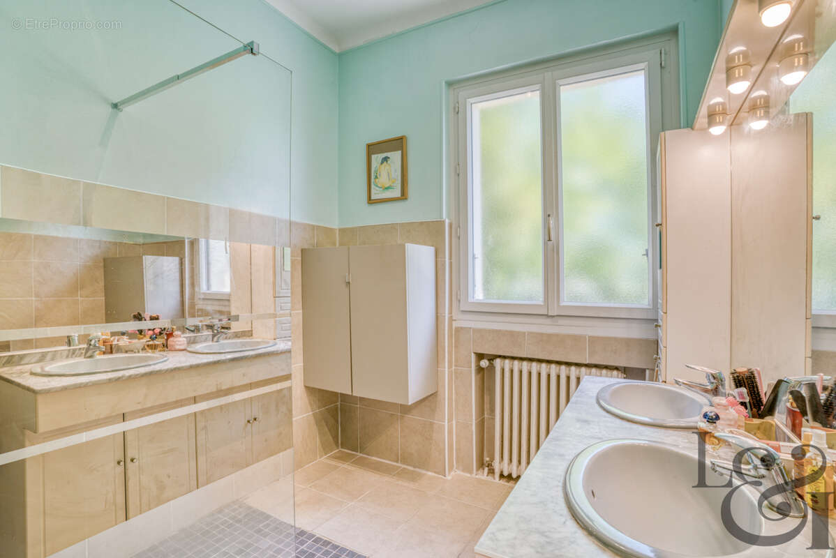 A vendre secteur Casseneuil belle villa de caractère de 7 pièces, avec piscine. - photo 13