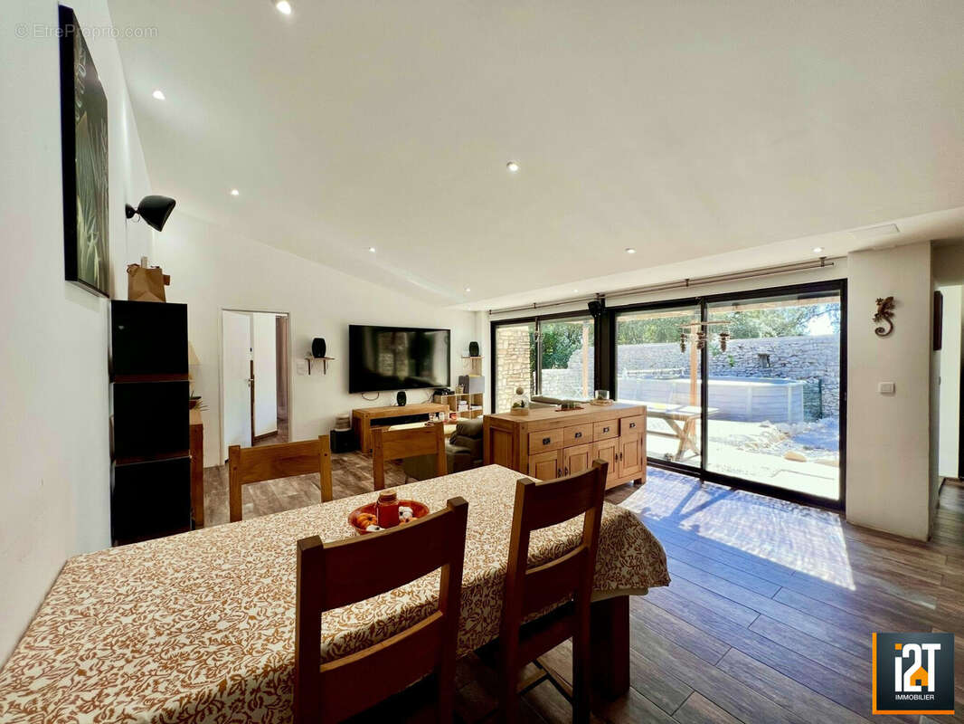 Maison à VEZENOBRES