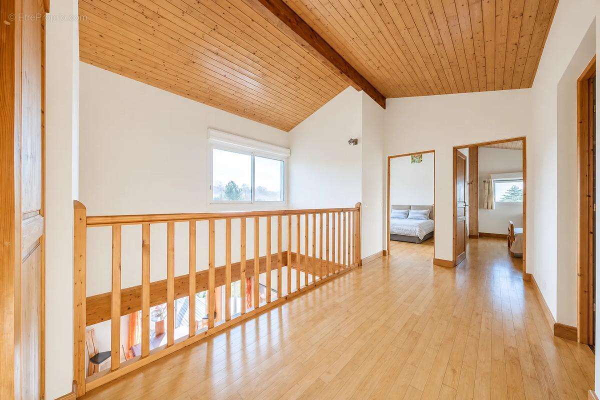 Maison lumineuse de 196 m² à Cubzac-les-Ponts - photo 8