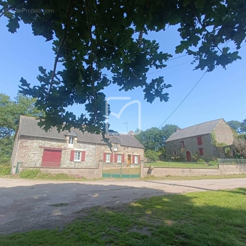 Maison à NEANT-SUR-YVEL