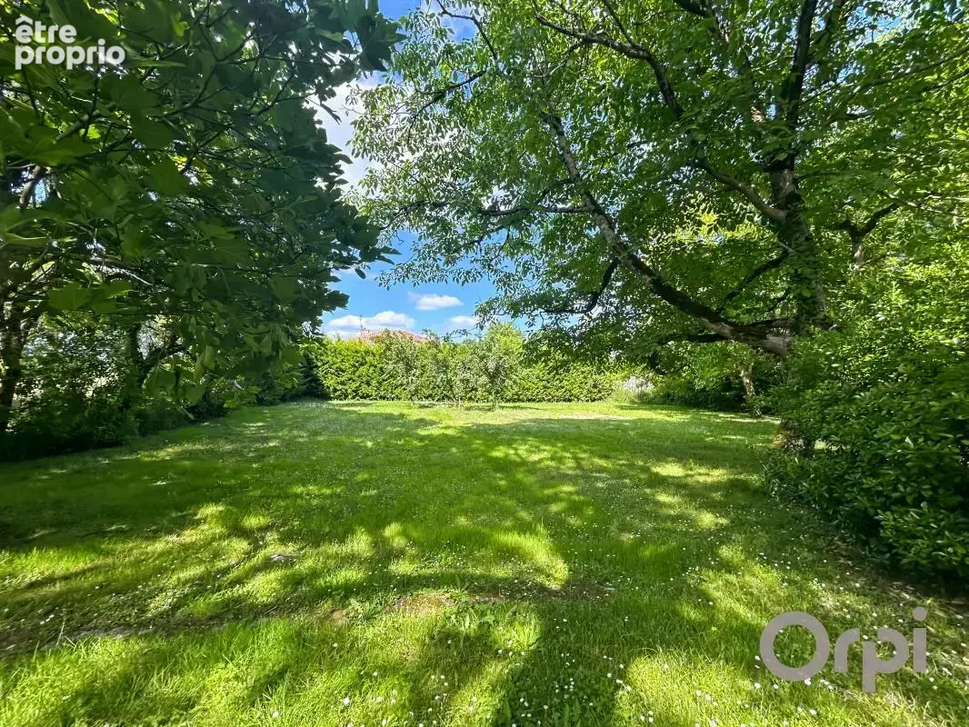 Dans un beau village proche de SAINT CLAR, maison en pierre ancienne avec son jardin arboré - photo 5