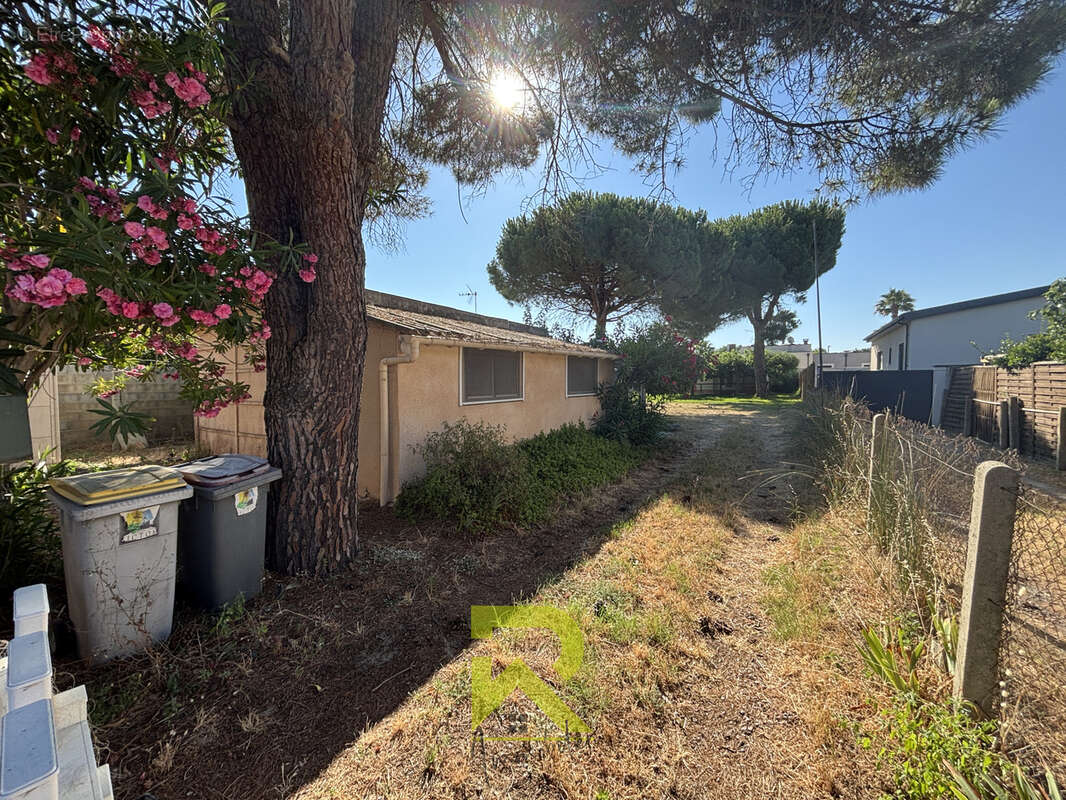 Grau d'Agde   À 200 mètres de la plage Terrain de plus de 1100m2 avec T3 à rénover - photo 5