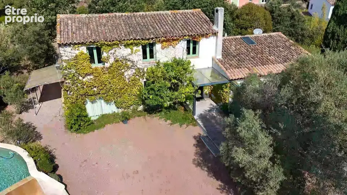 Grande maison familiale de charme avec piscine à débordement, terrasse en bois exotique et terrain arboré de 1 709 m² — Fréjus - photo 23