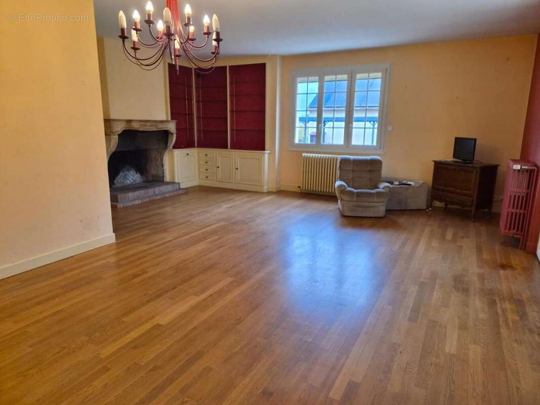 Maison 205 m² à Cressanges  - photo 2