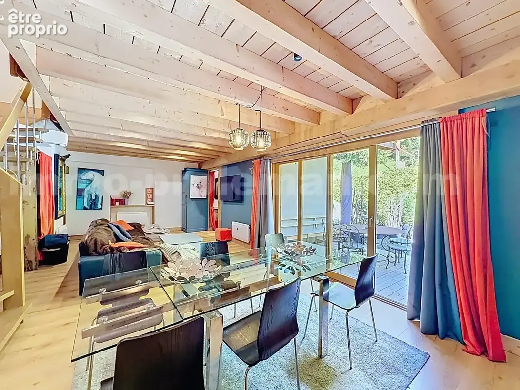 Appartement_T5_Araches_la_frasse_les_carroz_terrasse_balcon_belle_superficie_proche_prox_frontière_Suisse_direction_GENEVE_autoroutes_investissement_locatif_vente_vue_séjour_cuisine_ouverte_calme_nature