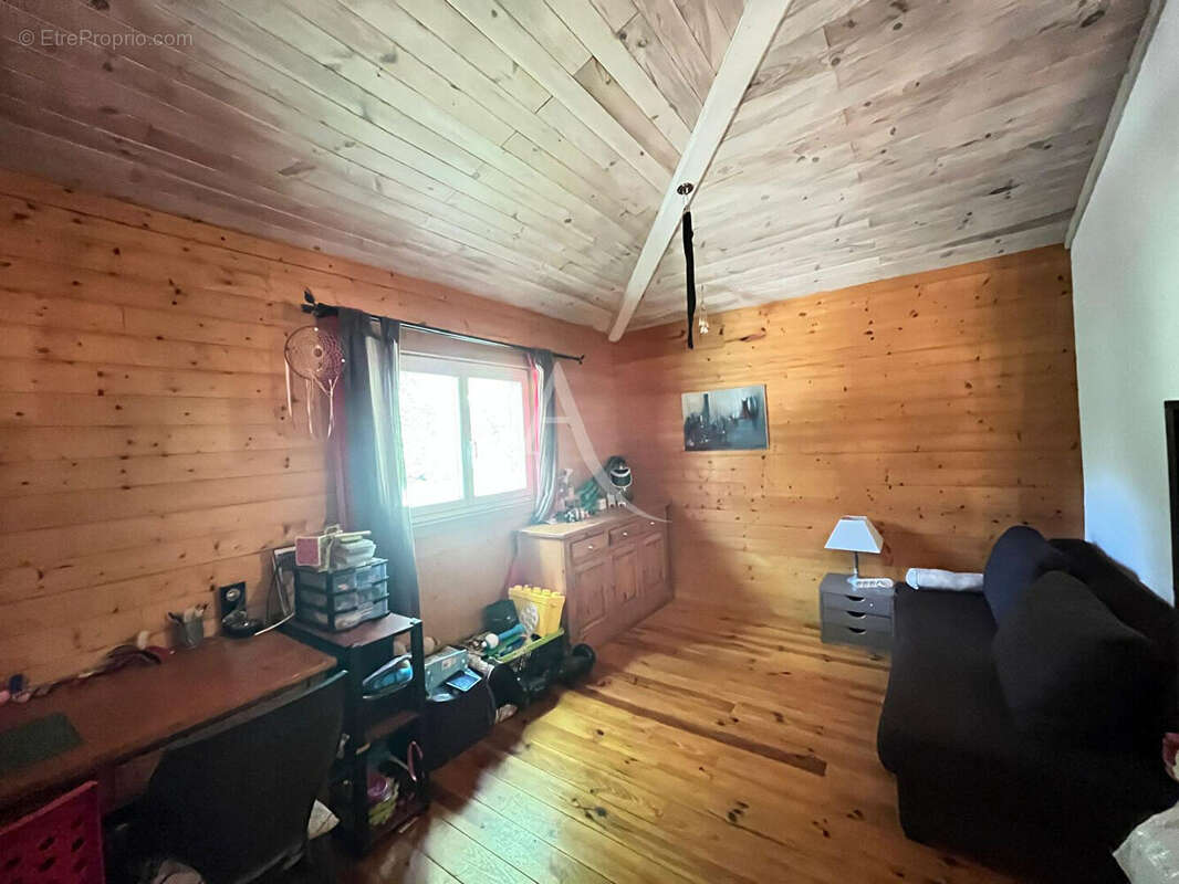 Grande maison familiale de 185m² avec studio indépendant sur plus de 2300m² de terrain ! - photo 8